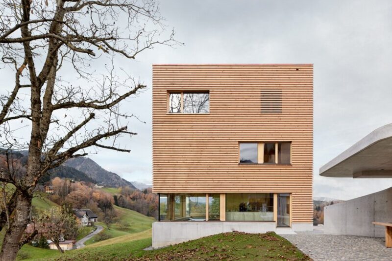 Трехэтажный деревянный дом кубической формы в Австрии