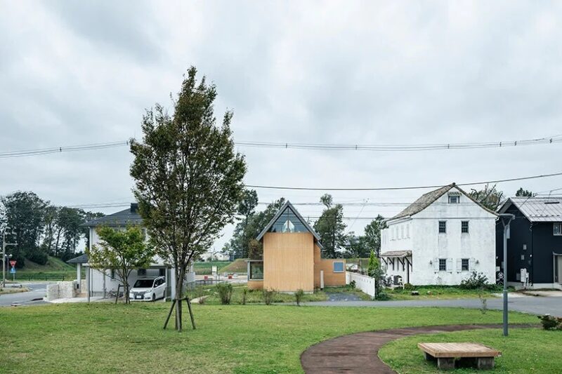 Узкий дом с двускатной крышей в Японии