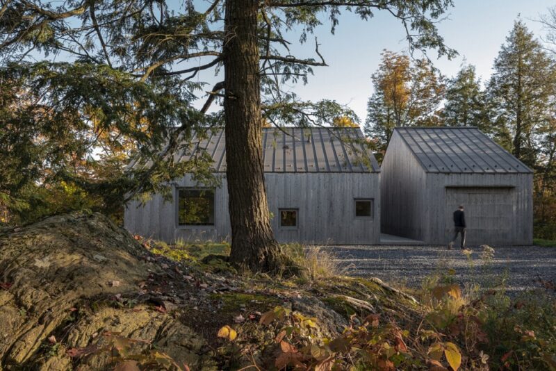 Дом из неокрашенной древесины от студии NatureHumaine в Канаде