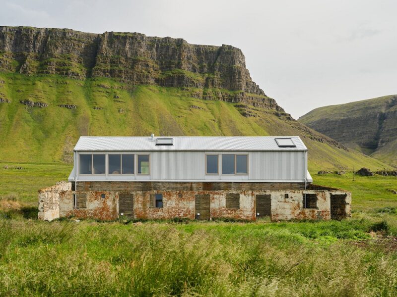 Жилой дом из разрушенного сарая в Исландии от студии Bua