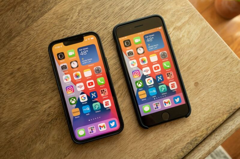 Сравнение маленьких iPhone: SE (3 поколения) и 13 mini