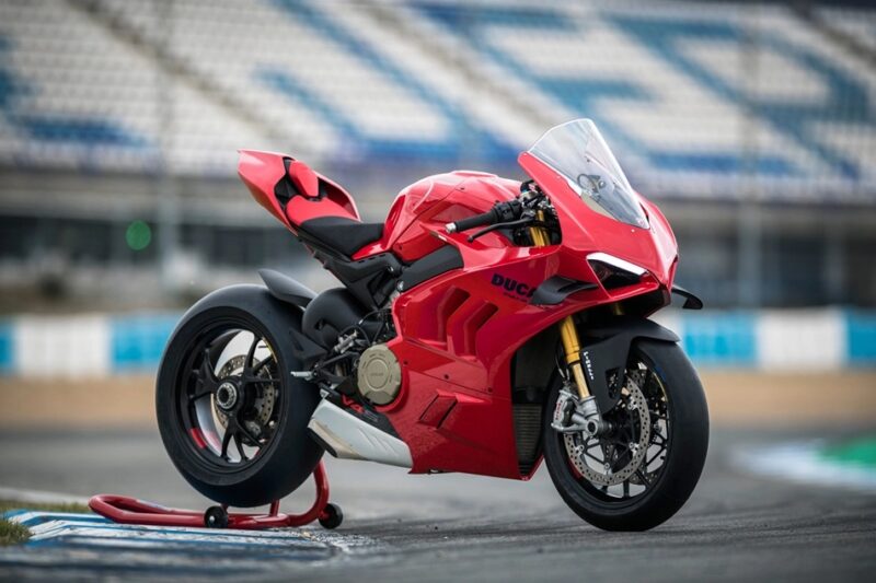 Обзор супербайка Ducati Panigale V4 S 2022 года