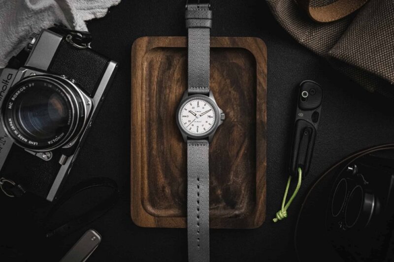Совместные часы James Brand и Timex «Expedition North Titanium» с белым циферблатом