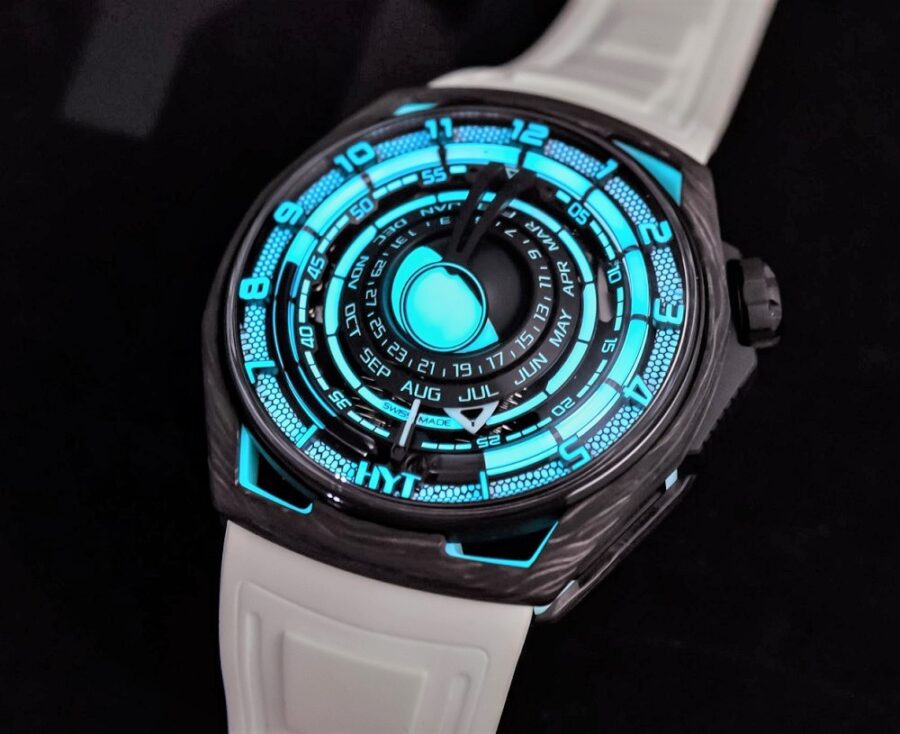 Часы HYT «Moon Runner» White Neon показывают время с помощью жидкостей